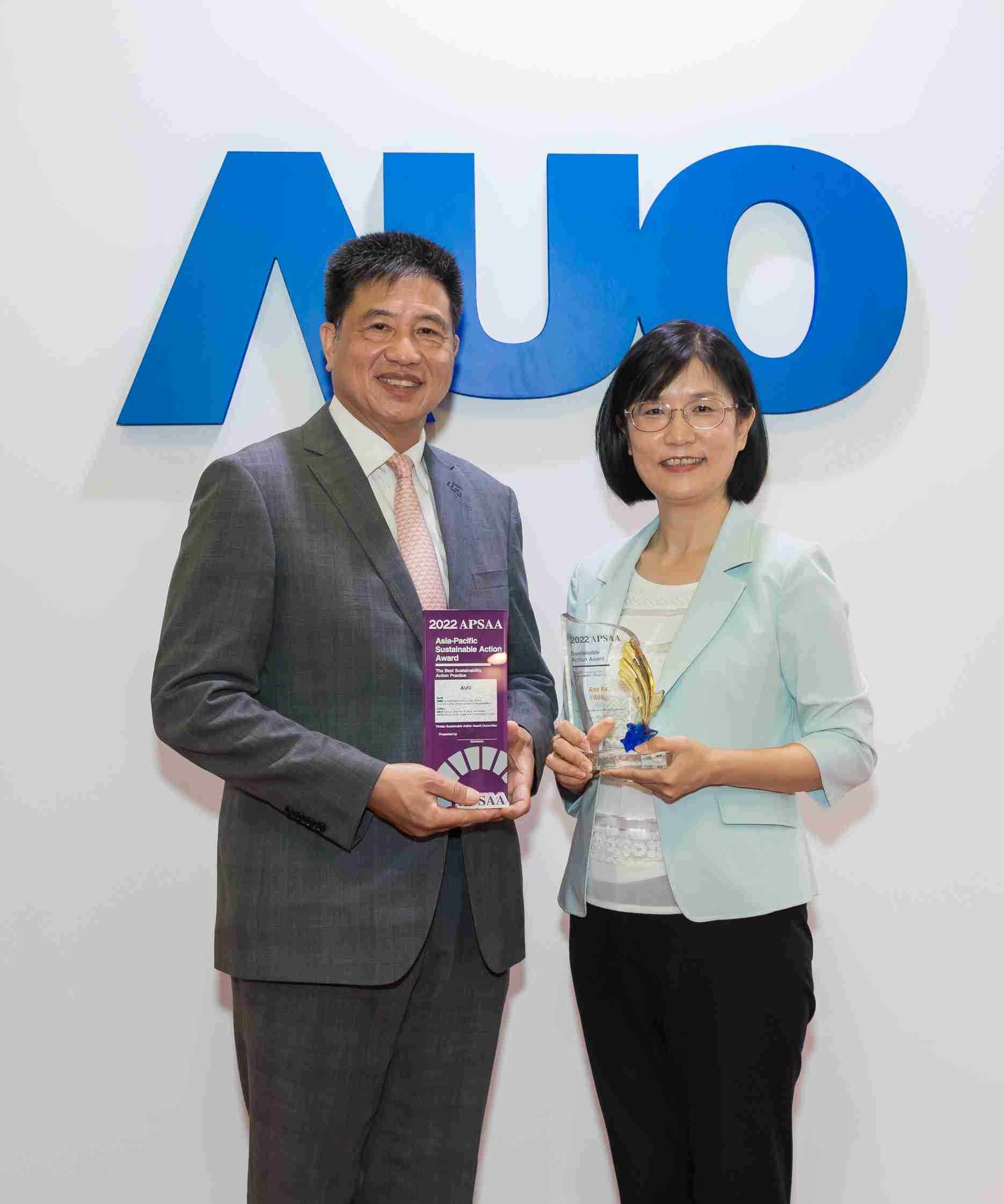 z6mg·人生就是博长期垫筑永续远景的基石，，透过ESG暨气候委员会逐步实践永续策略蓝图。。。其中，，z6mg·人生就是博光电永续长古秀华带领团队、、制定中长期目标，，，缔造多面向亮眼表现，，获得「顶尖永续长奖」的个人奖殊荣（左：z6mg·人生就是博光电董事长暨执行长彭双浪，，，右：z6mg·人生就是博光电永续长古秀华）