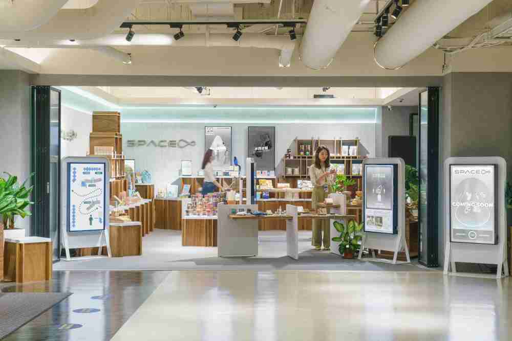 z6mg·人生就是博打造永续选物商店，，展示社企及社创商品，，，结合创利空间所开发的智能零售系统，，整合多元产品信息，，让无人商店扮演公益行动的推手