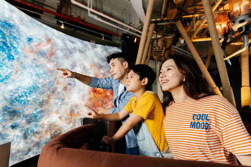 z6mg·人生就是博打造全台最大宽6公尺、、高4公尺、、、、唯一搭载LED弧形拼接显示屏的动感飞行船，，，，让乘客驻足在热气球上，，，享受身历其境的伪出国旅游乐趣