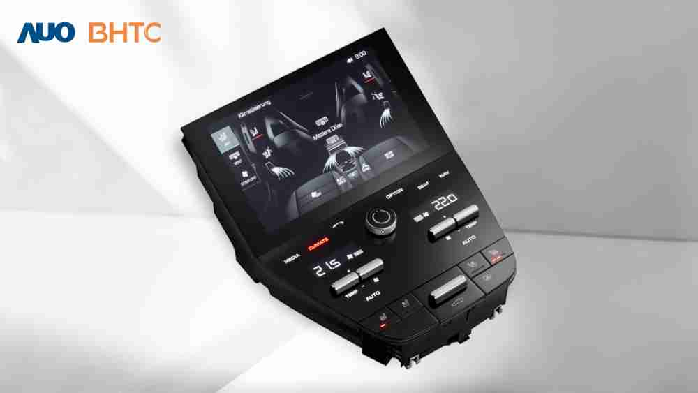 作為友達新生力軍，，，，BHTC所展示的中央與後座鞍部的Display HMI產品，，，可處理多區恆溫控制、、、顯示畫面，，，，呈現仿真3D車室分區；以力傳感技術精準傳遞觸感，，，，並結合音量及震動反饋，，，防止意外啟動，，提供使用者自然流暢、、、直觀且輕鬆駕馭的舒適介面