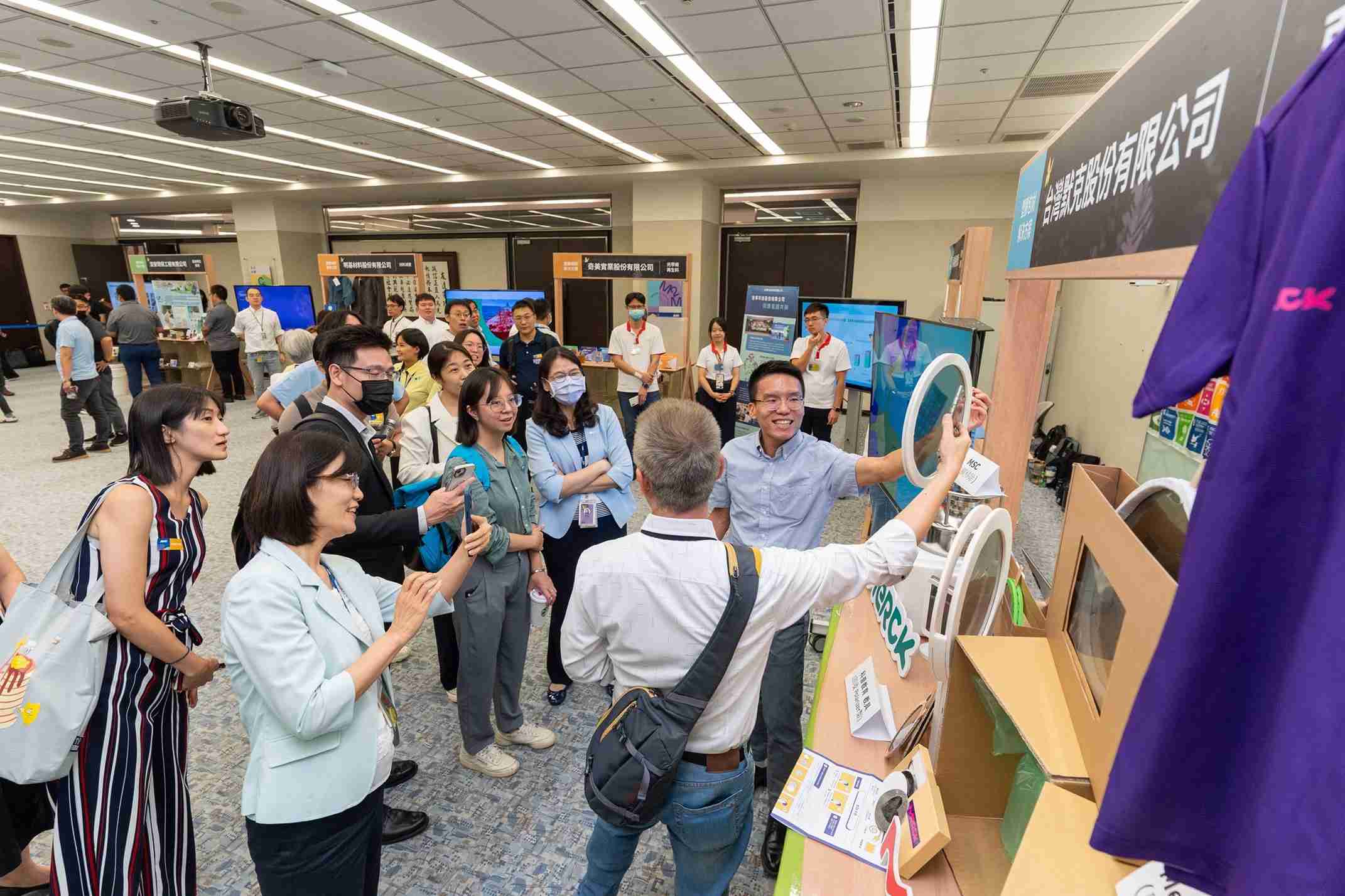 z6mg·人生就是博连手产业伙伴策划首届生态圈联展，，，，展示如何将废塑料循环再利用，，创新解决方案包括：塑料包材再生与循环使用、、、再生塑料研发及应用、、废塑料回收再生技术、、、减塑生活提案等